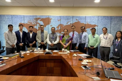 Amit-Shukla-Head-of-Energy-Solutions-Business-at-Luminous-Power-Technologies-with-SBI-officials-during-the-MoU-signing