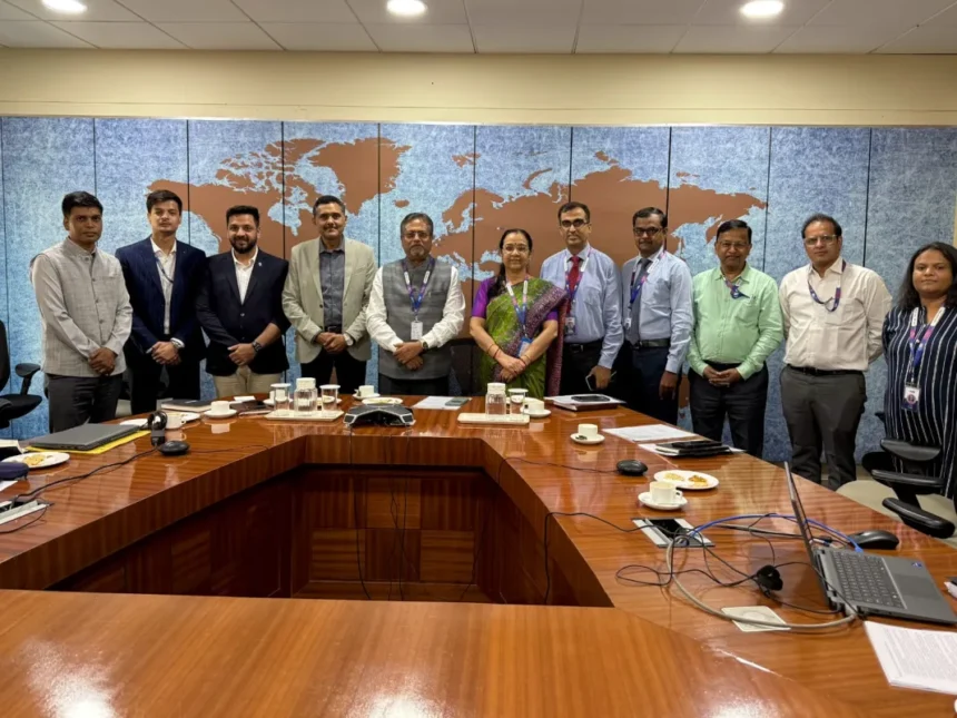Amit-Shukla-Head-of-Energy-Solutions-Business-at-Luminous-Power-Technologies-with-SBI-officials-during-the-MoU-signing